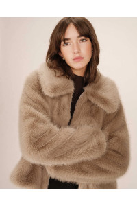 Manteau court en fausse fourrure