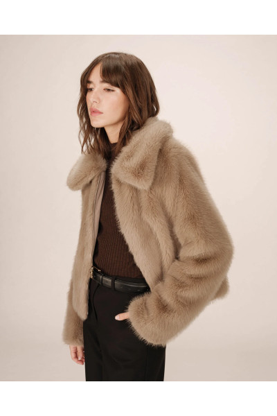 Manteau court en fausse fourrure