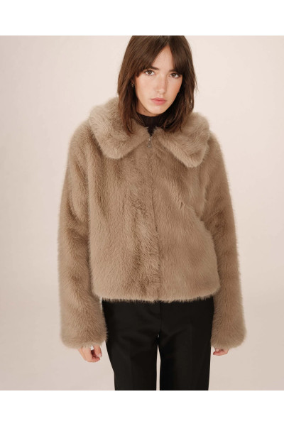 Manteau court en fausse fourrure