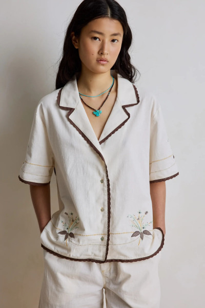 Chemise avec broderies